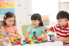 到儿子家养老，儿媳对4岁的孙子说：奶奶是个巨婴，跟你一样懒图片