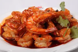 家常油焖大虾，金黄诱人，虾肉鲜香又入味，好吃到孩子吮手指图片