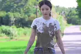 甄甄一大早被她哥叫去田里抓鱼，结果一条没抓到，还弄得全身泥巴图片