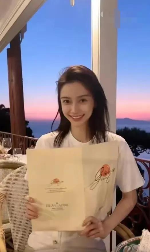 震惊：杨颖与贾世凯意大利度假曝光！海滩尽情享受引发网友热议！