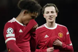 圆梦！英超名宿解说儿子代表曼联首秀，自己曾在曼联效力但未出场图片