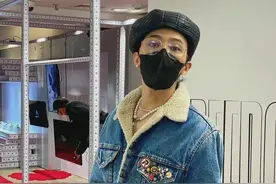 权志龙罕见露面，穿牛仔外套戴项链好娘，现场模仿自己舞步太俏皮图片