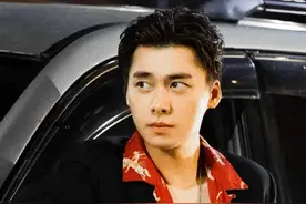 李易峰、宋轶缉毒新剧《暗夜行者》今晚8点播出，他两的CP你追吗图片