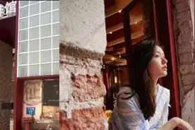 跟着明星打卡青岛｜解锁黄晓明、林允、毛晓彤银鱼巷同款机位！太出片了图片