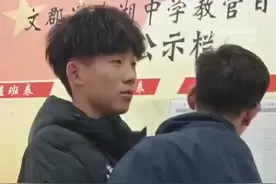 （视频）@太原人，可爱！男同学因抢橘子打架被罚抱在一起，老师：抱了2分钟两人都笑了图片