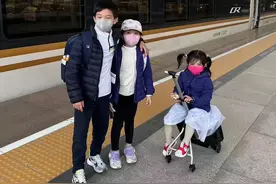 正脸照曝光！“跳水女皇”郭晶晶带三个孩子游西安，哥哥搂妹妹画面温馨：西安独有的文化魅力，我们乐在其中图片
