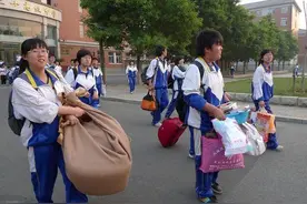 网传甘肃2名女高中生，抗议男生偷窥被学校开除？调查结果反转了图片