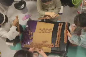 大学封校无法外出，女生在宿舍自制麻将，可“幺鸡”却成一大亮点图片