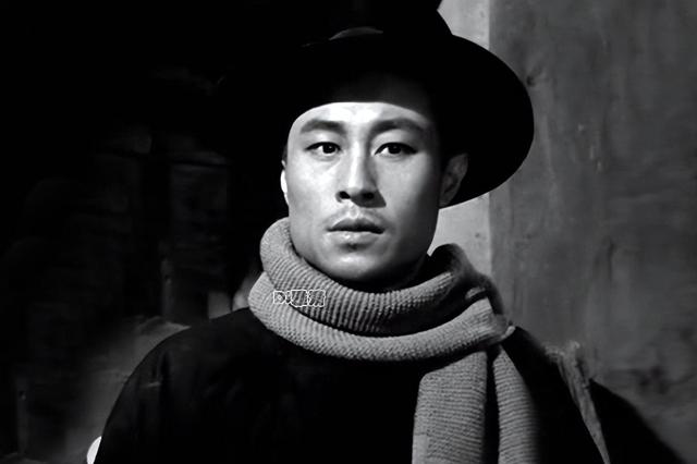 男神王心刚,22张帅照欣赏,穿军装威武,戴眼镜儒雅,侧颜最好看