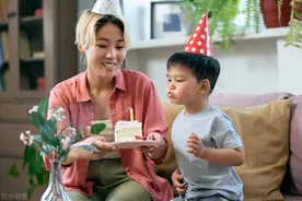 今天是我的父母结婚19年后，父亲第一次和母亲去外婆家图片