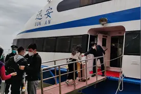 台湾旅客今起可搭乘“小三通”往返，厦门台商协会欢送台胞返乡图片