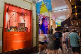 漫步淮海路的“沿街两米半”，透过橱窗与艺术对话图片