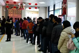 银行为什么宁愿让客户排队，也不多开几个窗口办业务？原因找到了图片