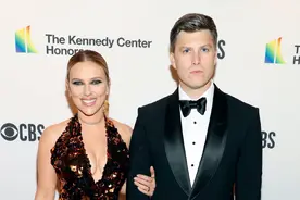 漫威黑寡妇带老公走红毯，穿紧身亮片裙大秀身材，绿色眼妆太抢镜图片