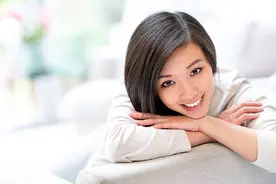 故事：老婆出差期间，让闺蜜来家做客，没想到她竟然对我动手动脚图片