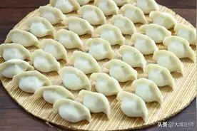 超市里6块9一袋的冻饺子，为啥这么便宜？能放心吃吗？看完就懂了图片