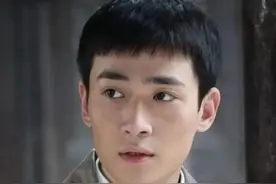 年轻时“其貌不扬”，上了年纪却帅到掉渣的四位男明星图片