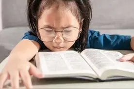 孩子刚近视，到底要不要马上戴眼镜？关键看这点图片