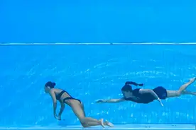 游泳世锦赛突发意外 美国女选手停止呼吸+昏迷沉底 救生员拒绝营救图片