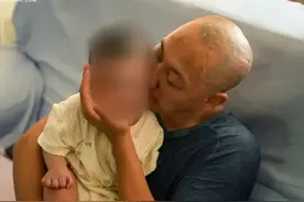 他被500个孩子叫“爸爸”，出家3年，挥金如土，却被指责：这是在纵容女性未婚先孕图片