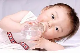 宝宝什么时候戒奶瓶？到了时间别再拖，当心对宝宝有一定影响图片