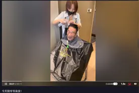 90岁杨少华罕见现身美发店！白头发染成黑色，皮肤松弛牙齿缺一颗图片