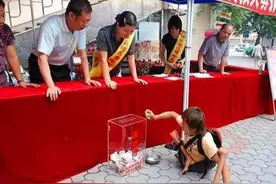 广东义丐：汶川地震捐185元，感动世人改变命运，如今娶妻当老板图片