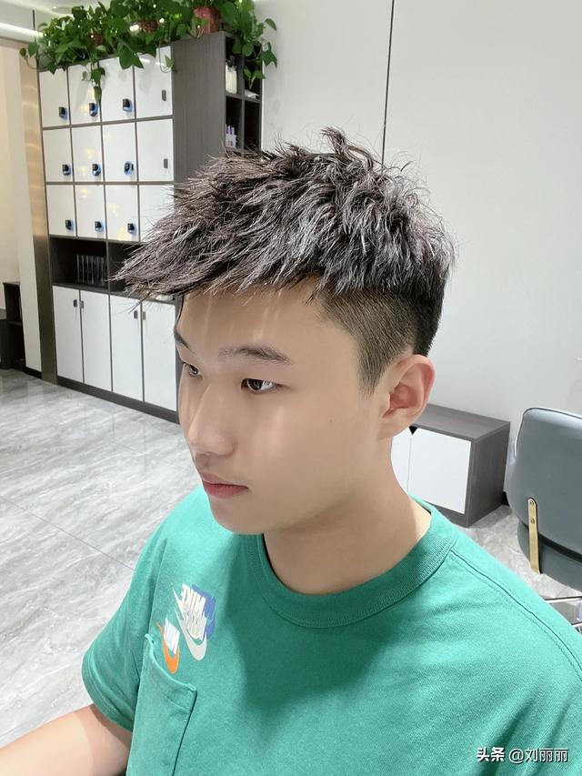 今夏爆火男士发型16款,剪短烫烫真帅气,很多男士都在尝试