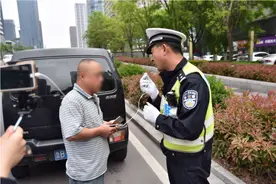 交通违章不要着急交罚款，以下15种违章行为可以免费撤销图片