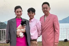 大美人李嘉欣新年晒全家福，她儿子长相倍受争议图片