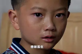 6岁男孩成为家中顶梁柱，照顾残疾父母：活着，已经用尽全力图片