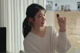 李知恩 IU 你嘴再这么甜，小心我亲你​#李知恩#图片