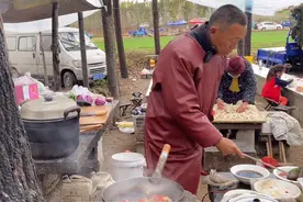 山东大爷炒菜全靠盐，22年不刷锅，两个菜18元，外地人直呼吃不下图片