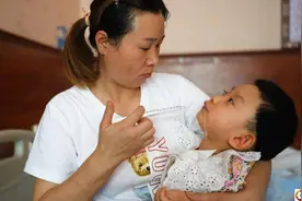 女童原本活泼可爱，因高烧耽误变成植物人，妈妈恨不得抽自己嘴巴图片