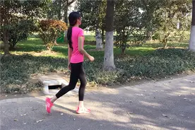 女性走路上总会盯着男性看，说明是坏女人？男女道德标准不应双标图片