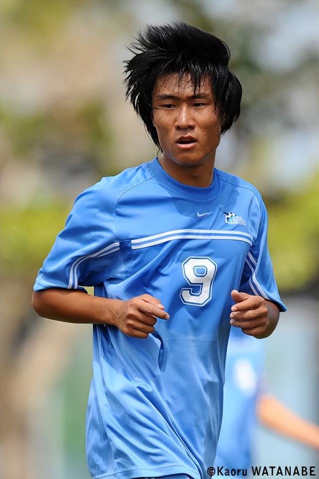 天津泰达青训的前锋,在这个国家的顶级联赛26场打入38球