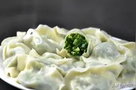 包韭菜饺子，调馅记住“2加2不加”，鲜嫩多汁无腥味，个个香喷喷图片