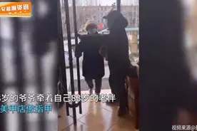 88岁爷爷牵着83岁奶奶去美甲，看到奶奶手部状态网友羡慕了图片