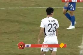 剪刀脚+锁喉！中甲瞬间变格斗场：双方球员失控，17分钟3黄1红图片