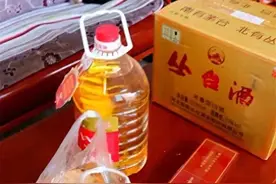 震惊！女儿送父亲一条烟，他打开后瞬间崩溃！图片