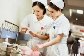 女护士处理男患者隐私部位，会感觉难为情吗？医护人员说出实情图片