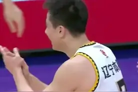 4分钟领到6次犯规，赵继伟鼓掌嘲讽裁判汪梅，杨鸣马布里激烈对骂图片