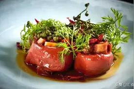 土豆烧猪蹄、鸡枞汁鲍片火腿、洋葱香菜炒木耳图片