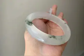 天然天山翠冰翠镯冰翠宝石光，底色冰透润白，灵动飘翠＃翡翠手镯图片