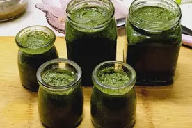 腌韭花酱，只放盐容易坏！母亲教我一招，翠绿不发黄，久放不长毛图片