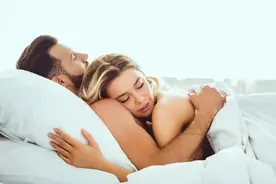 男女裸睡有什么不一样？这4个好处，穿衣服的人体会不到图片