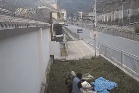 暖心一幕！在部队营区门口，武警官兵协助孕妇生产……图片