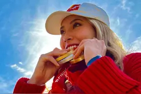 娱记预告圈内大瓜，“三字”顶流明星有新恋情，私密床照疑似曝光图片