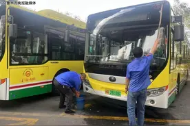 随时准备着！公交司机做好车辆检修保养待出发图片