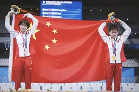全红婵第一次“跳海”，再现水花消失术直呼水咸，关键一跳失误图片